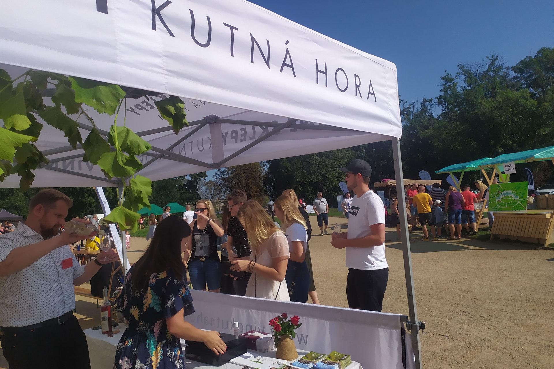 Stánky prodejců v areálu zámku Kačina během vinobraní